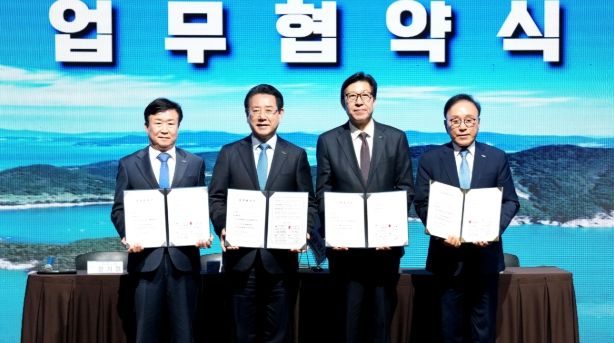김영록 전라남도지사가 13일 여수엑스포컨벤션센터에서 박형준 부산광역시장, 정기명 여수시장, 박수관 조직위원장과 ‘2026여수세계섬박람회조직위-부산시 업무협약’을 하고 있다.