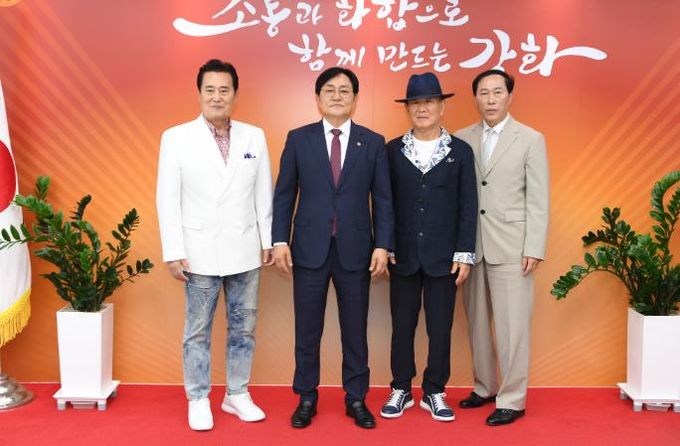 강화군, 홍보대사 위촉(왼쪽부터 가수 겸 배우 김성환, 박용철 강화군수, 가수 김정수, 가수 김부자 대리인)