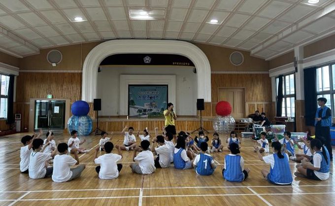 지난해 움직이는 스포츠버스 사업에 참여한 중앙초 학생들 모습