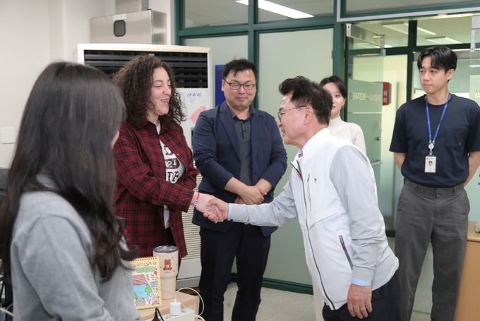 육동한 춘천시장, 세계태권도품새선수권대회 유치 직원 격려