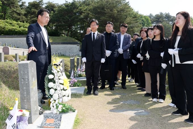 박병규 광산구청장과 광산구 청년 공직자 등이 14일 국립5‧18민주묘지를 참배하고, 묘역에서 민주열사를 기리는 시간을 가졌다.