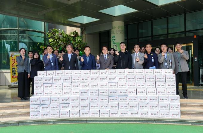 본가(주)이웃사랑 김치 200박스 및 고향사랑기부금 100만 원 기탁