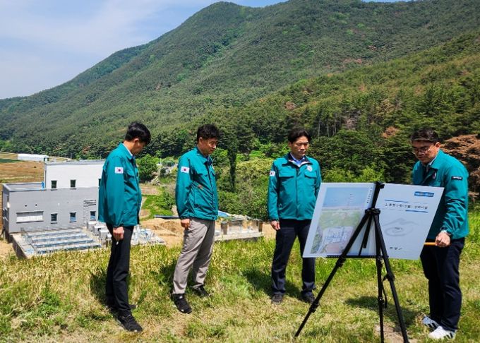 정차식 건설산업국장이 고암면 상월정수장 현장을 방문해 안전 점검하고 있다.