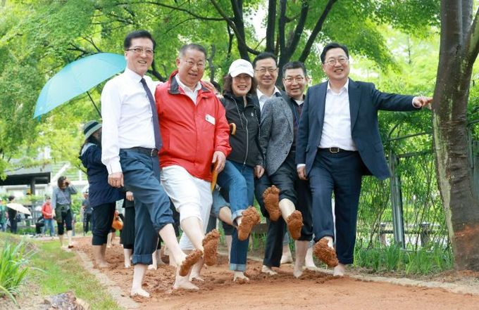 15일 한밭수목원 맨발걷기 산책로 개장식 참석