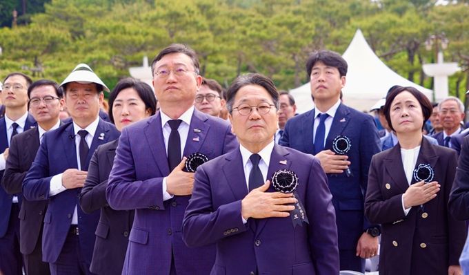 강기정 광주광역시장이 17일 국립5·18민주묘지에서 열린 제45주년 5·18민주화운동 추모식에 참석해 추모사를 하고 있다.