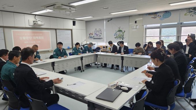 광주시교육청이 18일 광주동초에서 금호타이어 광주공장 대형 화재와 관련해 긴급 상황 판단 대책회의를 개최했다. 참석자들은 ▲학사 운영 조정 여부 ▲학교 시설물 피해 지원 ▲재난 트라우마 심리안정화 지원 방안 ▲향후 대응체계 구축 방안 등을 중점 논의했다. / 제공 광주광역시교육청