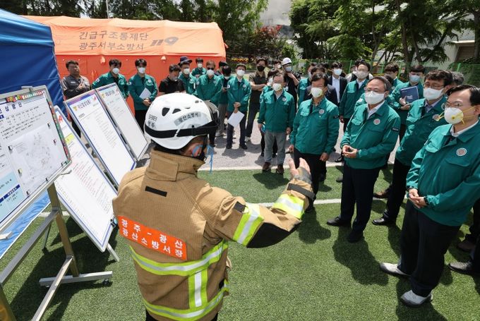 박병규 광산구청장이 18일 오전 금호타이어 광주공장 화재 사고 현장을 찾은 고기동 행정안전부 장관 직무대행과 진화 작업 및 대응 상황을 함께 점검했다.