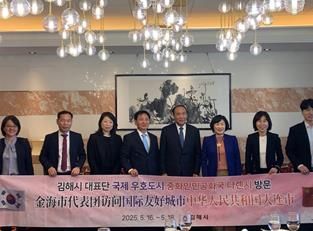 단체사진(왼쪽 세 번째부터 다롄시 외사판공실 부주임, 대한민국시도지사협의회 중국사무소 소장, 다롄시 우호협회 회장(다롄 전 시장)