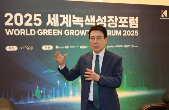 세계녹색성장포럼 현장에서의 이강덕 포항시장.