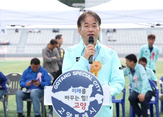 ‘2025년 고양컵 유·청소년 축구대회’에서 인사말 중인 이동환 고양특례시장