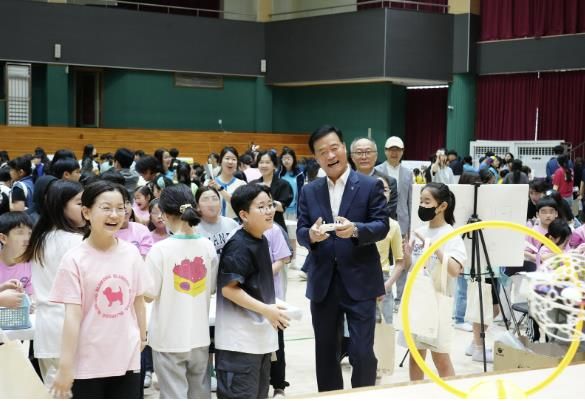 이승로 성북구청장이 돈암초등학교 학생들과 2025 상상챌린지 돈암 메이킹 축제를 즐기고 있다
