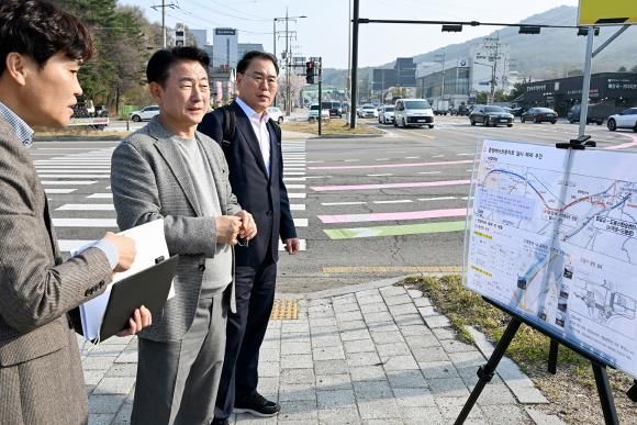 김동근 시장이 4월 16일 신평화로 중앙버스전용차로 일시 해제 현장을 점검하고 있다.