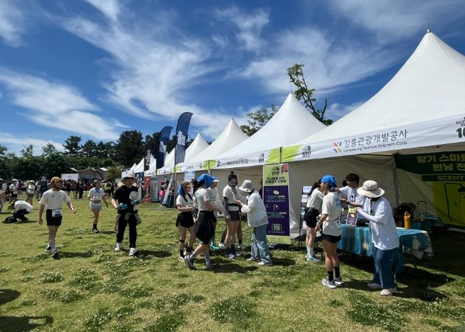 강릉관광개발공사, 「TNF100 강원」 연계 ‘러너에게 행운을’ 이색 체험부스 운영 성황리에 종료