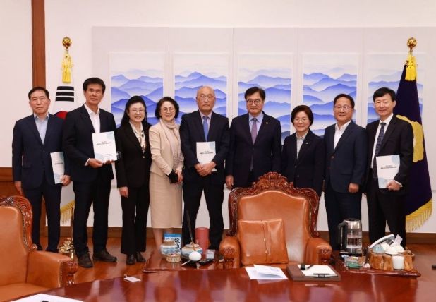 우원식 국회의장에 평생교육 6대 정책과제 전달