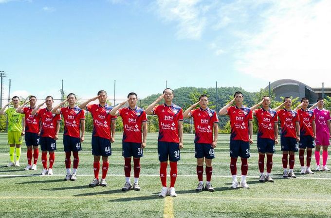 지난 5월 20일 김천상무 10기 13명의 선수가 프로필 촬영을 마쳤다.