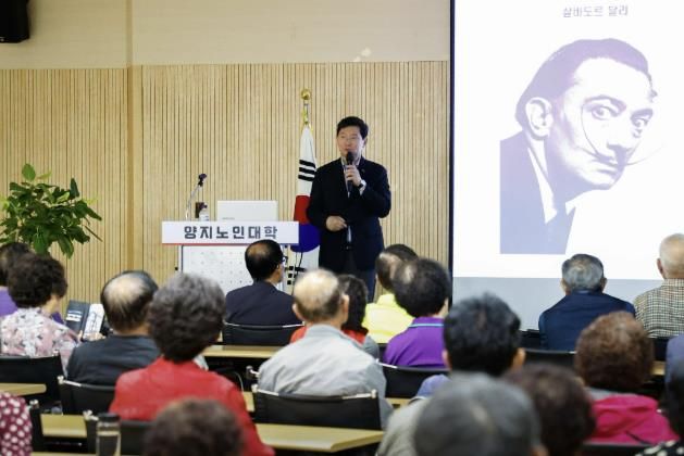 21일 이상일 시장이 양지면 행정복지센터에서 특강을 하고 있다