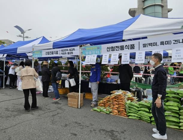 서울에서 실시한 장터 모습