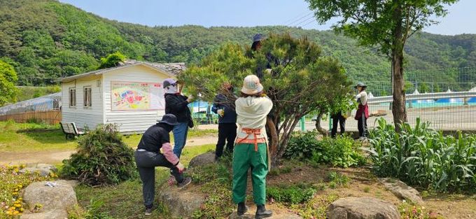 하동군 시민정원사 교육생, 꽃양귀비 축제서 실력 뽐내