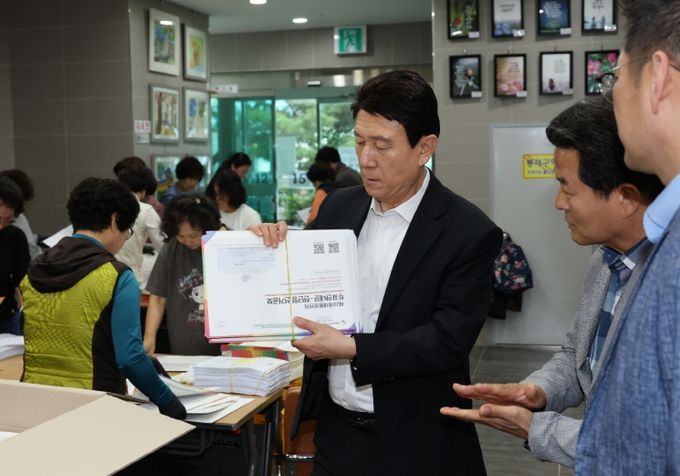 이 시장은 22일 오천읍 행정복지센터를 방문해 선거 공보물 발송 작업에 구슬땀을 흘리고 있는 현장 직원들과 봉사자들을 찾아 격려했다.