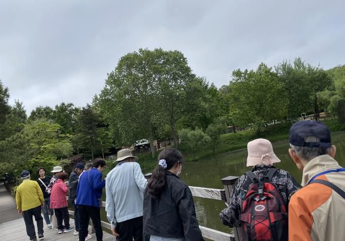 남동구, 치매 환자와 봄나들이 운영…정서적 안정 지원