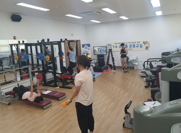 보성군, ‘의료600 ‘1:6 소그룹 운동 교실’ 성황_보성군보건소, 체육지도자와 참여자들이 근력 운동을 하고 있다.