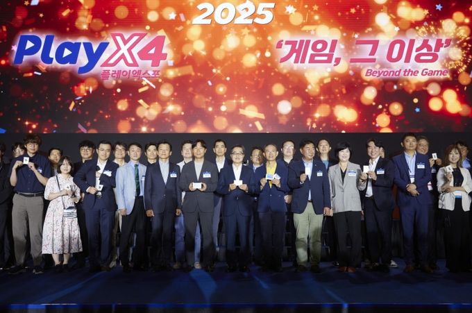 21일 오전 킨텍스 1전시장에서 열린 2025 플레이엑스포(PlayX4)에서 김동연 경기도지사와 참가자 전원이 기념촬영을 하고 있다.