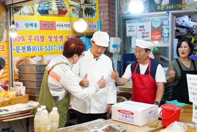 22일 이승로 성북구청장이 돌곶이시장 떡집에서 손님을 응대하고 있다.