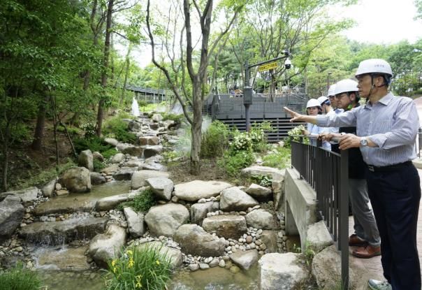 이승로 성북구청장(맨 앞)이 21일 오동공원 생태계류원 조성 현장을 방문해 공사 진행 상황을 점검하고 현장 직원을 격려했다