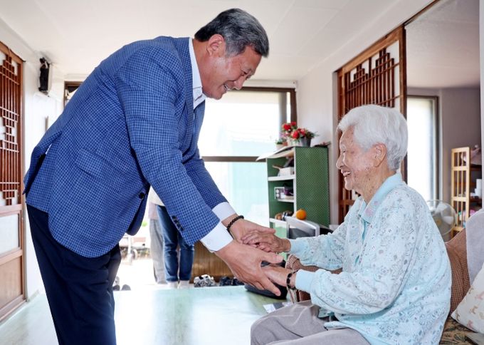 고령·4·3생존 어르신 위로하는 김완근 제주시장