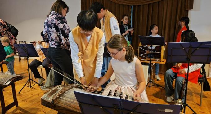 예술학교( ZUŠ ADOLFA VOBORSKÉHO)에서의 국악기 체험 모습