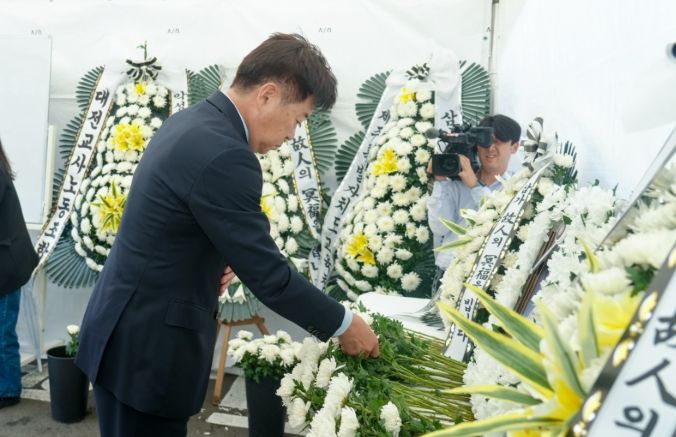 중학교 교사 추모 분향소 조문