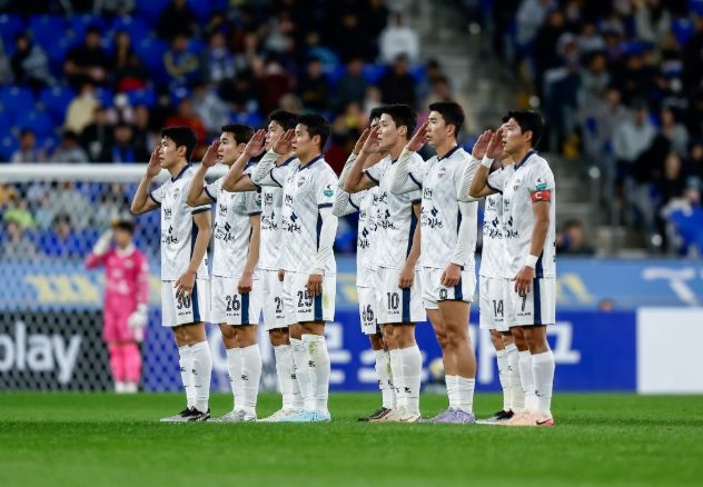 5월 24일 울산 원정에서 골을 넣은 김천상무 선수들이 세리모니를 하고 있다