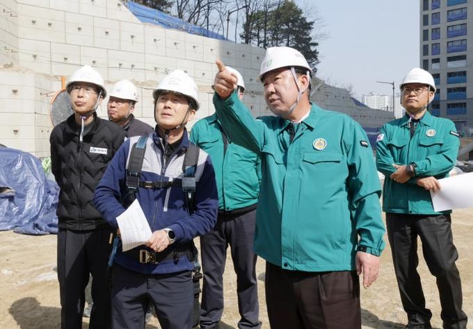 이범석 청주시장, 건설현장 안전 점검(구룡 포스코더샵 진입도로 현장)