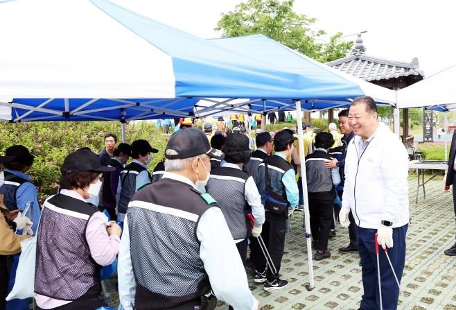 파주시, ‘국토대청소’활동 전개…문산노을길 일대 대대적 정비