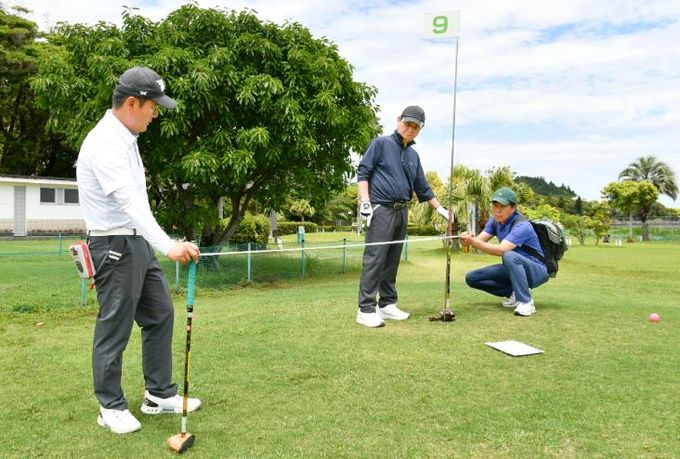 최문순 화천군수를 비롯한 화천군 파크골프 사업 실무진들이 지난 22일 미야자키 아오시마 파크골프장에서 코스 규격 등을 살펴보고 있다