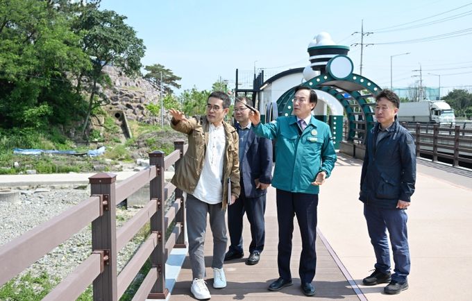 박천동 북구청장은 26일 울산숲 연계 거점공간인 매곡천 하류 일원 만남의 광장 조성사업 완료 현장을 점검했다.