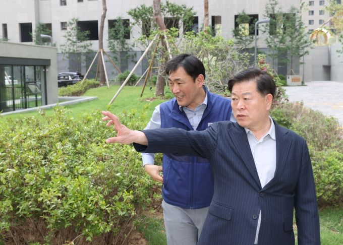 박승원 광명시장이 26일 오후 입주를 앞둔 철산자이더헤리티지 아파트를 방문해 품질 점검을 하고 있다.