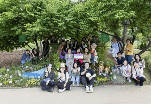 비욘드 가든(Beyond Garden)에서 단체 사진 찍고 있는 모습