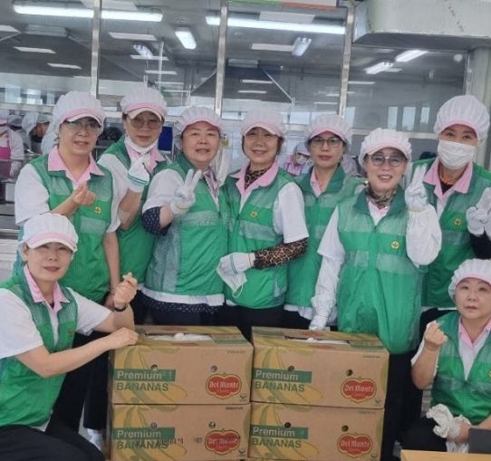 김해동부노인복지관서 어르신 급식봉사와 과일 후원