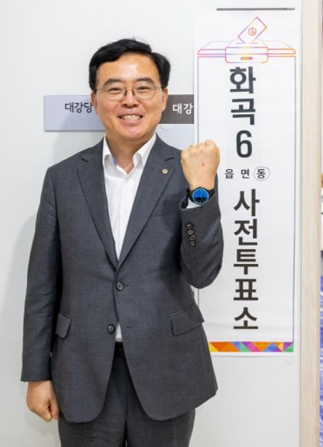 진교훈 서울 강서구청장이 제21대 대통령선거 사전투표 첫날인 29일 화곡6동 주민센터 3층에 마련된 투표소에서 사전투표를 마친 뒤 투표 인증 기념 사진촬영을 하고 있다.