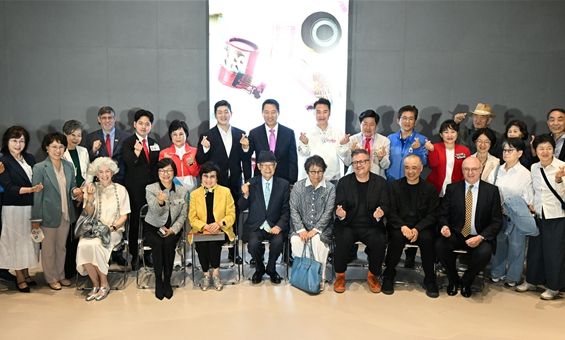 오세훈 서울시장이 29일(목) ‘서울시립사진미술관 개관식’에서 참석자와 기념 촬영하고 있다.