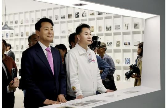 오세훈 서울시장(왼쪽)과 오언석 도봉구청장(오른쪽)이 함께 사진 전시를 관람하고 있다