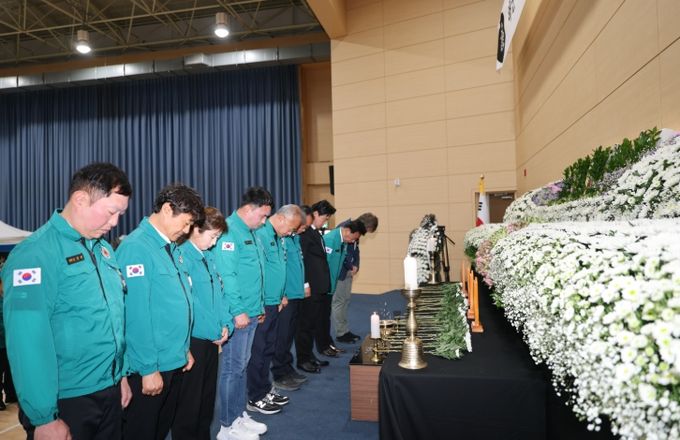 해군 해상 초계기 추락사고 순직자 합동분향소’ 조문