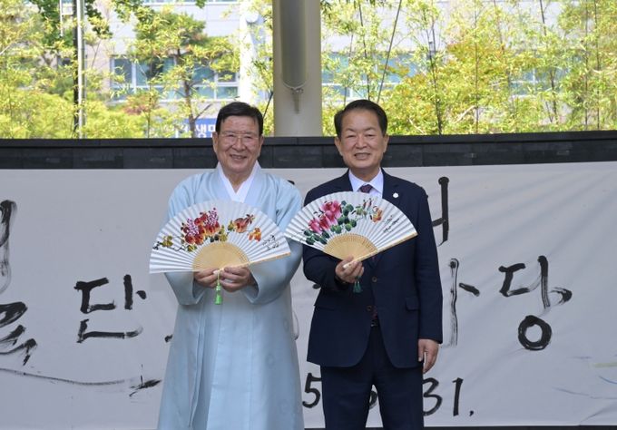 31일 남구문화원 야외공연장에서 열린 제22회 단오절 한마당 행사에서 서동욱 남구청장이 고문구 남구문화원장으로부터 단오부채를 전달받고 있다.