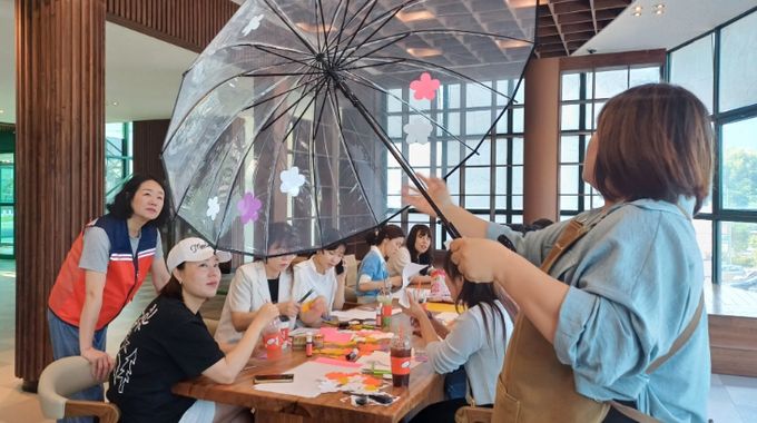 ‘엄마손 봉사단’, 공유 우산 만들기 자원봉사