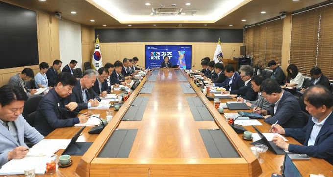 2일 경주시청 영상회의실에서 열린 국소본부장회의에서 주낙영 시장이 대통령선거 당일에도 공정한 선거 관리를 위해 전 부서가 협력 체계를 유지해 줄 것을 주문하고 있다.