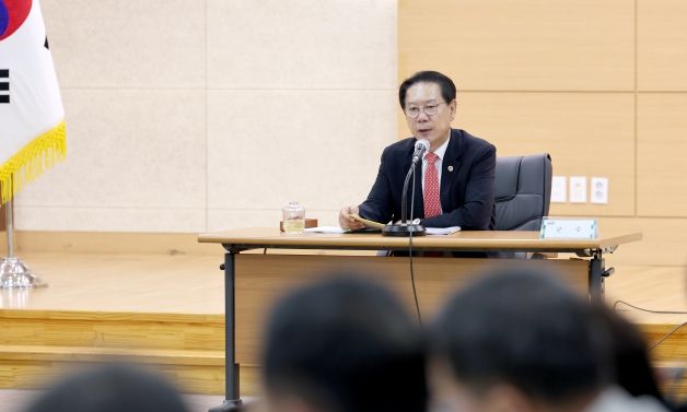 6월 직원조회서 보훈 예우·이상기후 대응과 군정 현안 업무 철저 당부하는 송인헌 군수