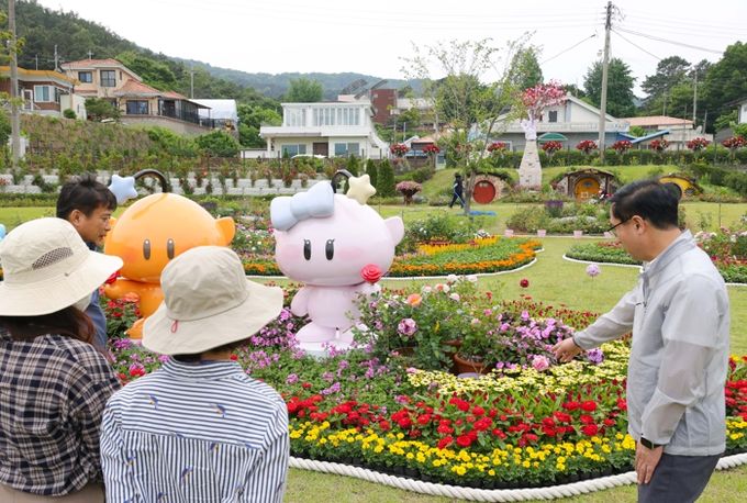 박희조 동구청장이 대청호 장미전시회장을 찾아 행사장을 둘러보고 있다.