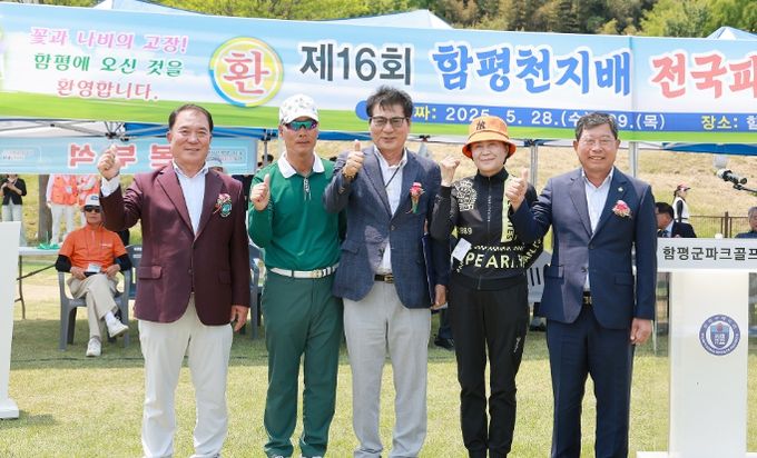왼쪽부터 오태호 함평군파크골프협회장, 함평군 선수단 대표 강치도, 이상익 함평군수, 함평군 선수단 대표 나현자, 박종희 함평군체육회장)