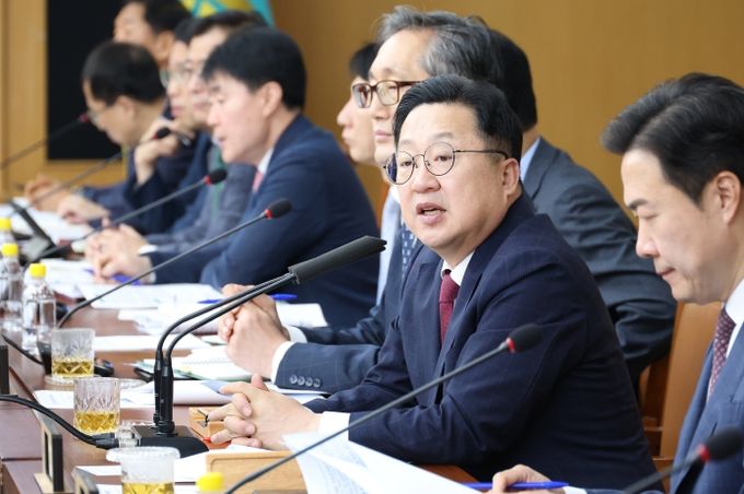 주재한 확대간부회의